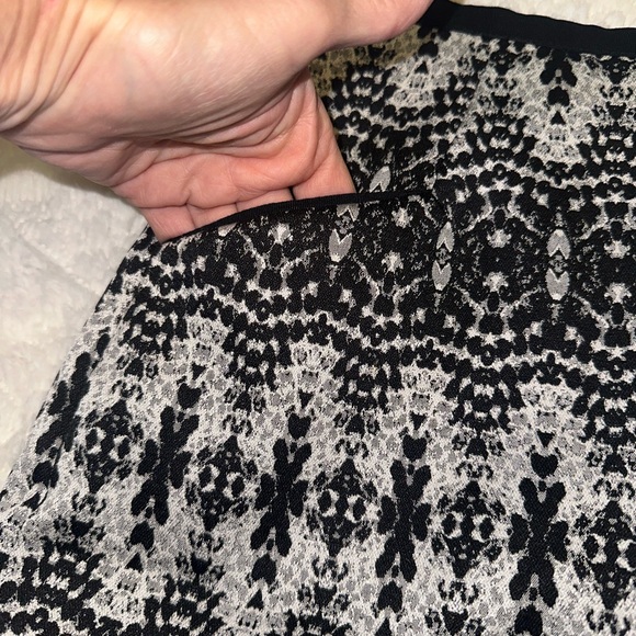 BRAND NEW.  NWT.  SKIRT. Size 6. H&M. $30. MUST BE BUNDLED - Picture 4 of 7